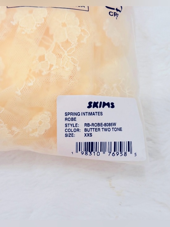 SKIMS Butter Yellow Sheer Floral Lace Robe - Picture 9 of 11